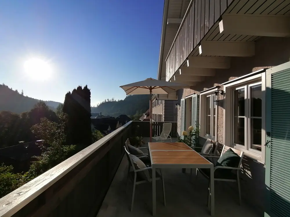 Terrasse mit Sonnenschirm — Ferienhaus WÄLDER:Quartier St. Blasien, Haus im Glück, Schwarzwald